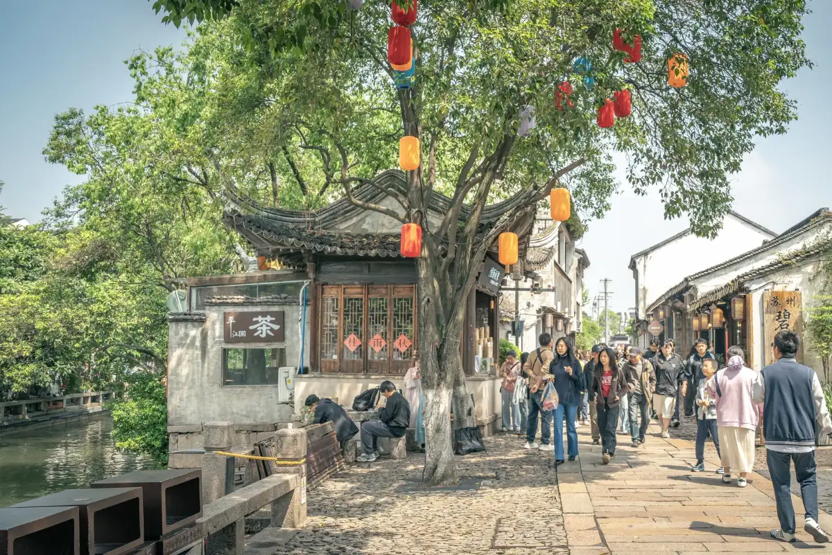 Đạp xe ở phố cổ Bình Giang rất đời thường