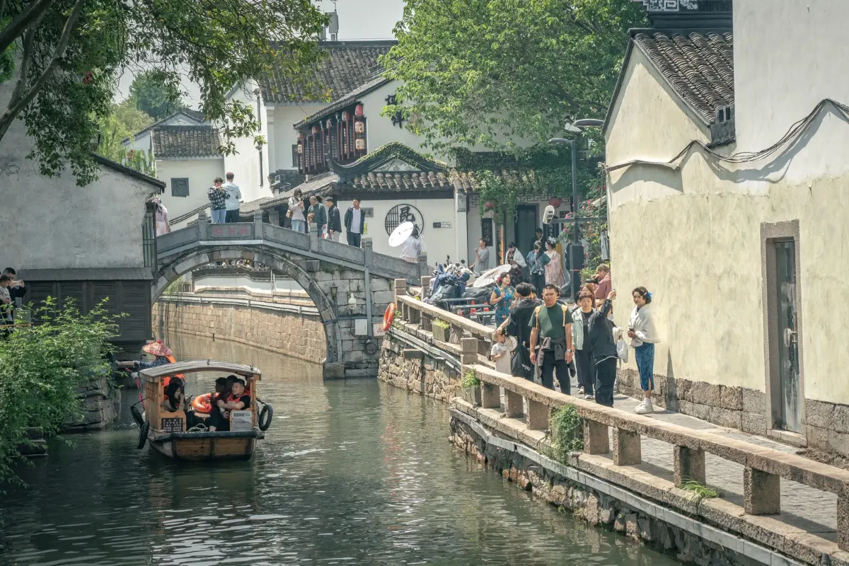 Sáng sớm ở phố cổ Bình Giang