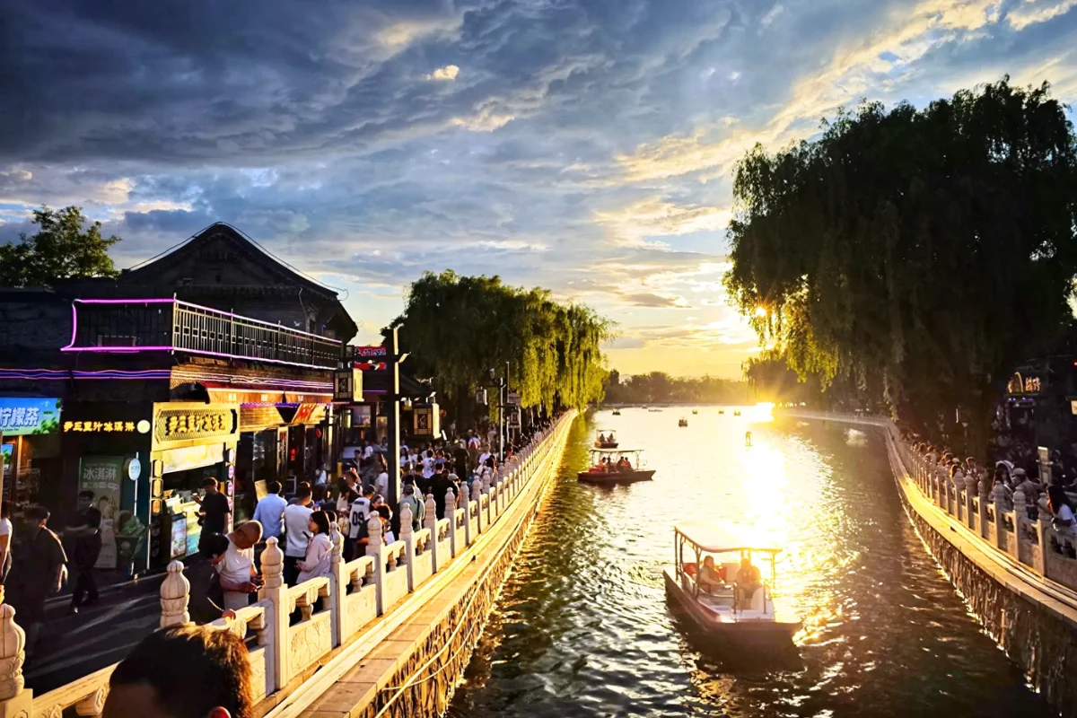 Ngắm hoàng hôn bên Hồ Thập Sát Hải