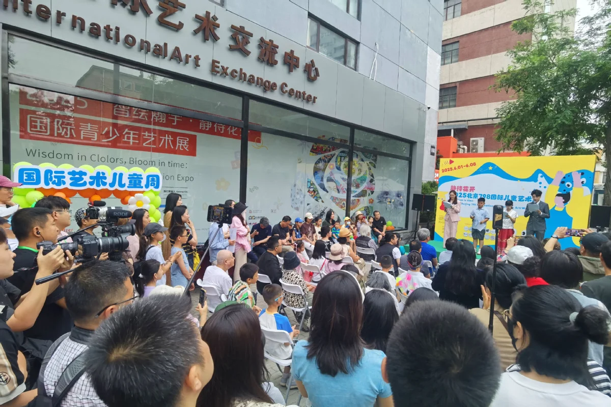 Du khách đông đúc 798 Art Zone Bắc Kinh