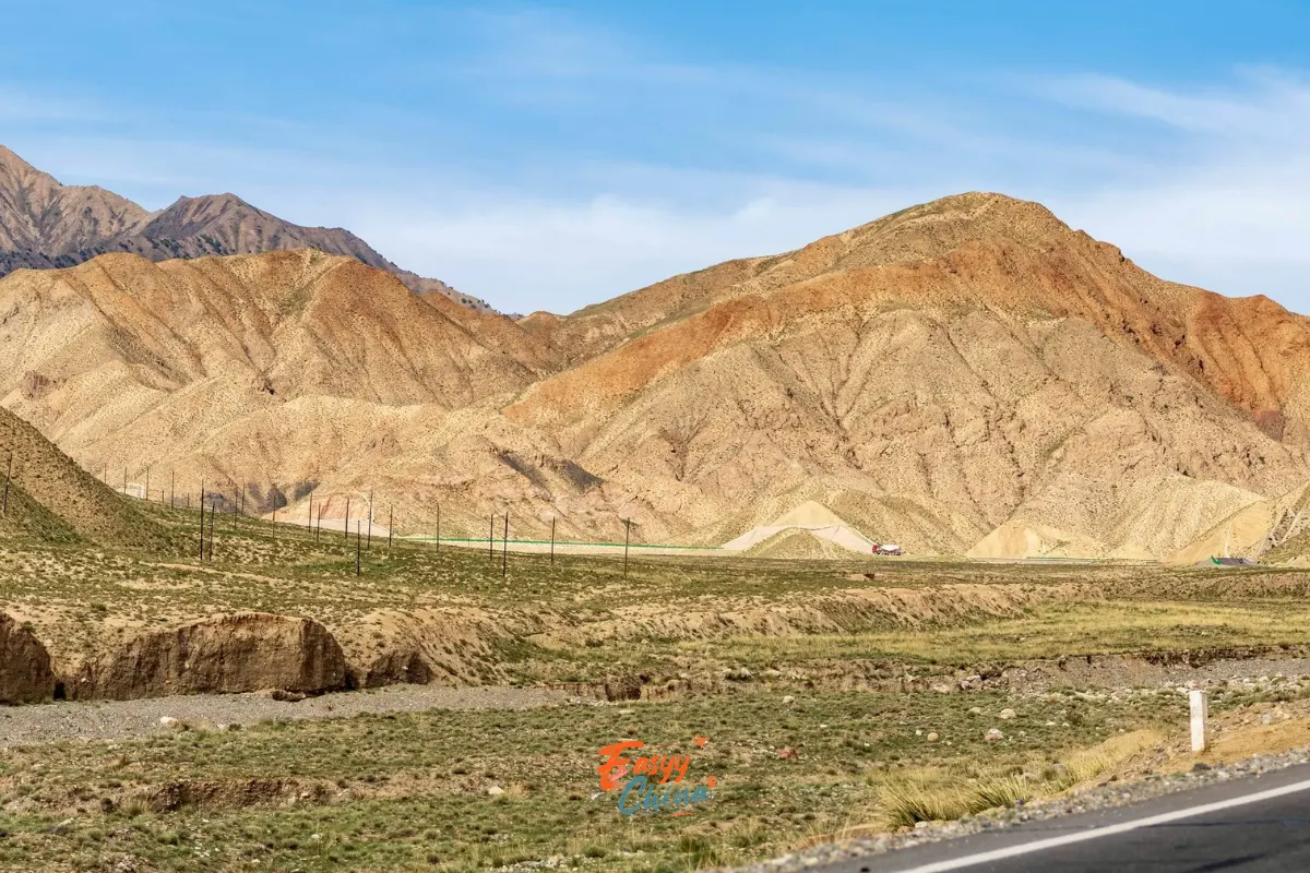 Sa mạc Gobi địa điểm không nên bỏ lỡ khi du lịch Thanh Hải