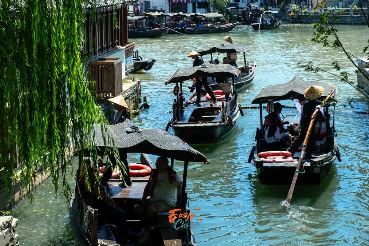 Đi thuyền gỗ phố cổ Chu Gia Giác