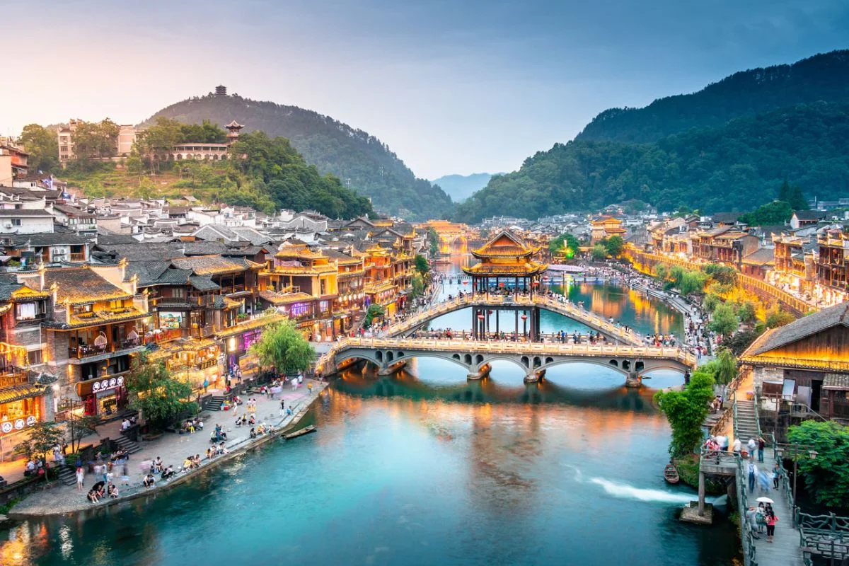Hồng Kiều Phượng Hoàng Cổ Trấn – Cây cầu cổ bên dòng Đà Giang