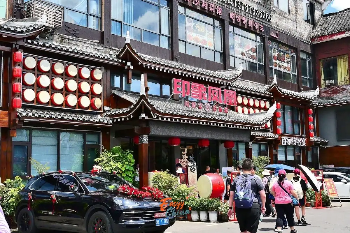 Gợi ý quán ăn ngon ở Phượng Hoàng Cổ Trấn cho từng lịch trình