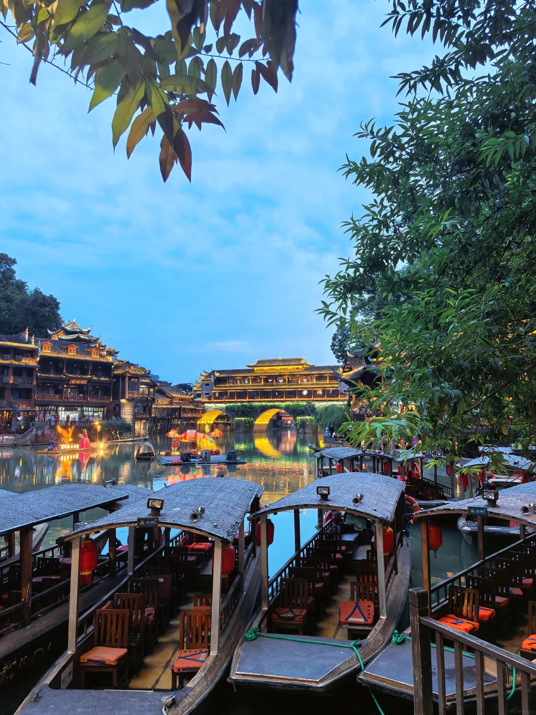 Phượng Hoàng Cổ Trấn nơi những mái ngói soi bóng Đà Giang