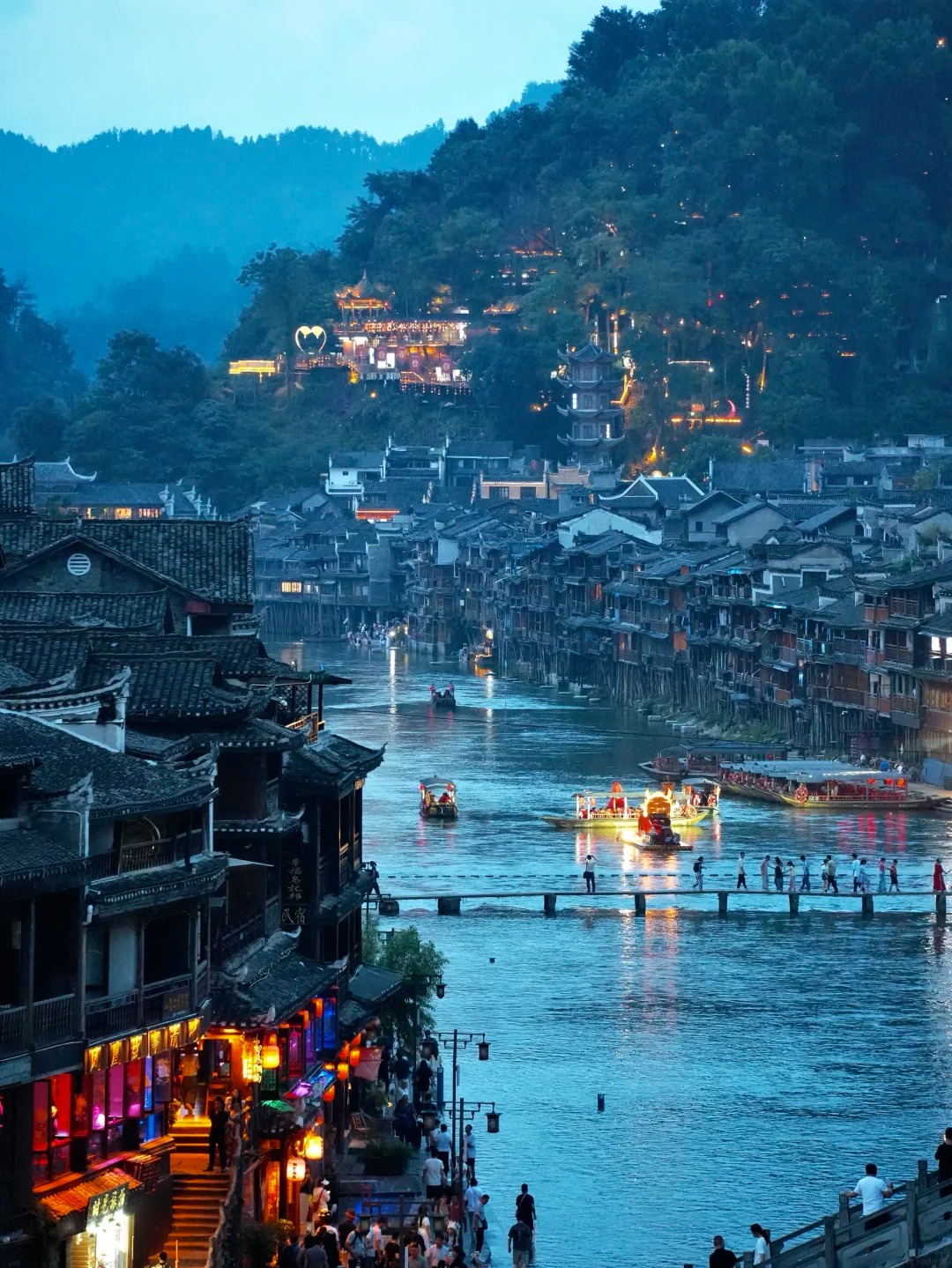 Phượng Hoàng Cổ Trấn nơi những mái ngói soi bóng Đà Giang